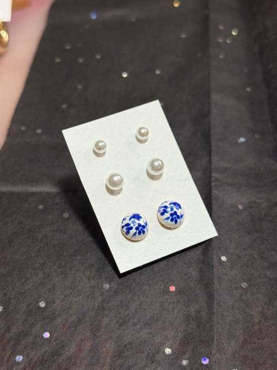 NWOT Pearl and Blue Floral Stud Earring Set with Gold hardware - Picture 4 of 6
